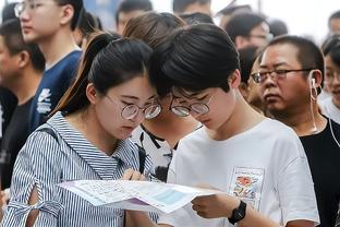 他最懂他的压力！霍伊伦破门后，奥纳纳飞奔到前场与其拥抱